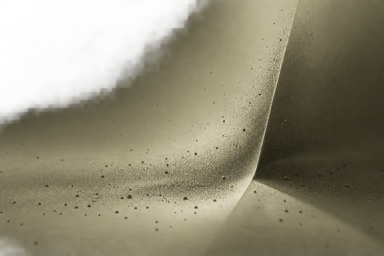 Абстрактная композиция: зернистая фактура и рассеянные частицы в оливковых тонах.